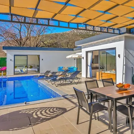 Bezirgan 2 Bedroom Secluded With Private Pool Hot Tub فيلة كالكان