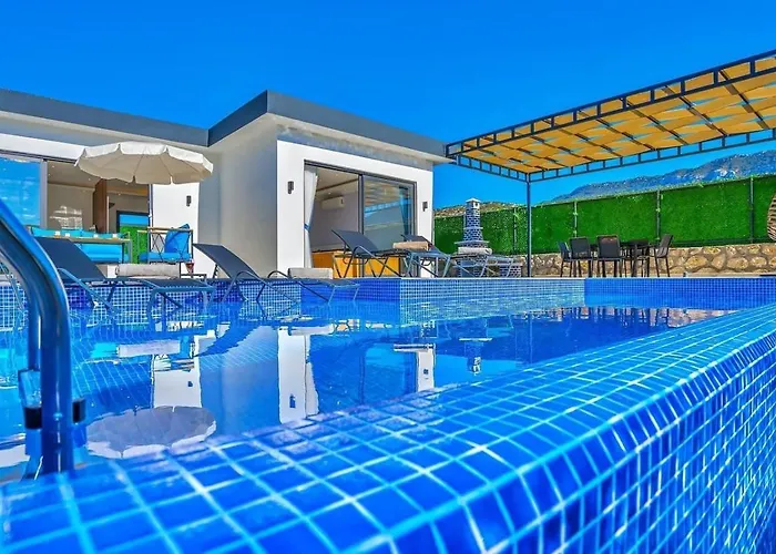 Bezirgan 2 Bedroom Secluded With Private Pool Hot Tub فيلة كالكان